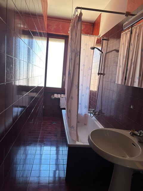 Classic Apartment | Bathroom | Combined shower/tub, rainfall showerhead, hair dryer, towels