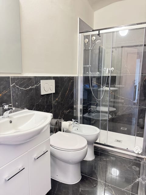 Standard Quadruple Room | Bathroom | Shower, rainfall showerhead, free toiletries, hair dryer