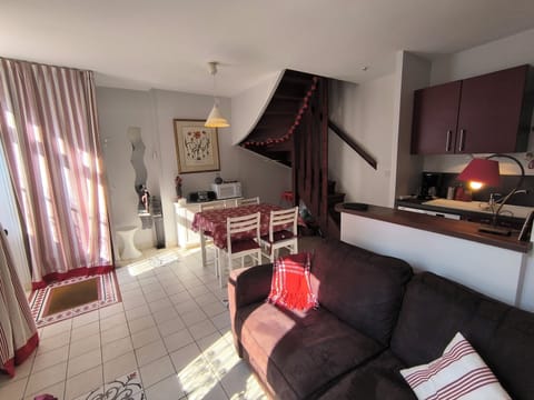 City House, City View | Living area | Flat-screen TV, DVD player