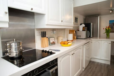 Kitchen with electric cooker, microwave and drinks fridge