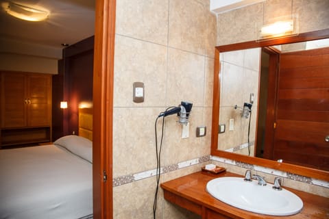 Junior Suite, 1 King Bed | Bathroom | Free toiletries, hair dryer, towels