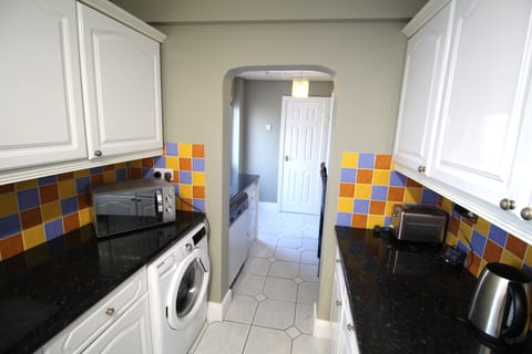 House | Private kitchen | Fridge, microwave, oven, stovetop