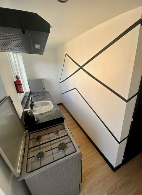 Studio Suite, Kitchen, Garden View | Private kitchen