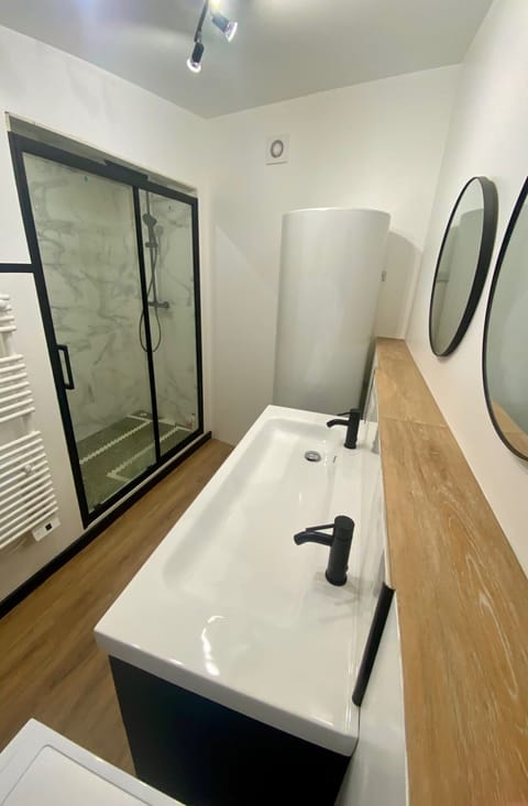 Studio Suite, Kitchen, Garden View | Bathroom