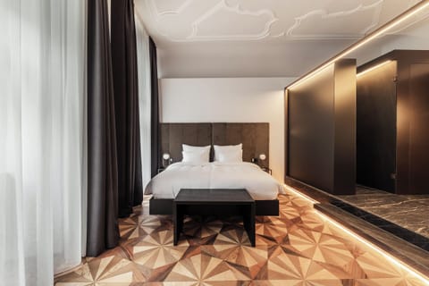 Junior Suite | Premium bedding, down comforters, Select Comfort beds, minibar