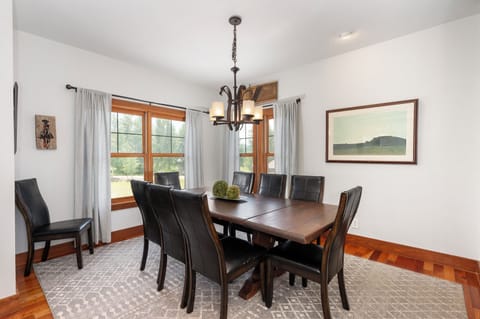 SG 206 Juniper dining area