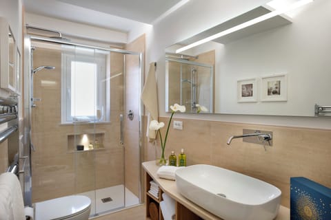 Superior Condo | Bathroom | Shower, bidet, towels, toilet paper