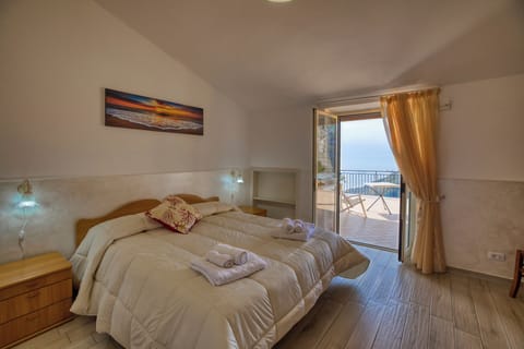 Deluxe Double Room, Sea View | Desk, free WiFi