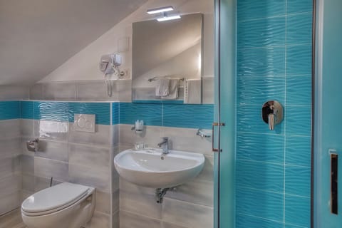 Standard Double Room | Bathroom | Shower, free toiletries, hair dryer, towels