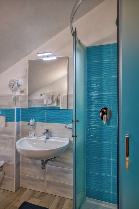 Standard Double Room | Bathroom | Shower, free toiletries, hair dryer, towels