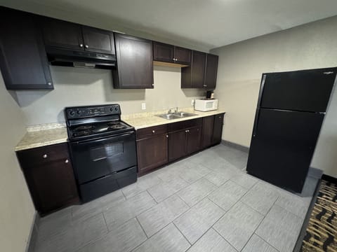 Deluxe Studio Suite | Private kitchenette | Microwave, coffee/tea maker