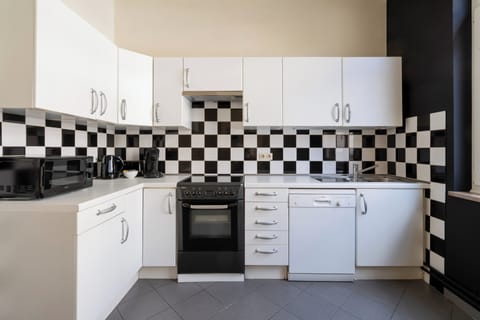 Comfort Apartment, 2 Bedrooms, Kitchen | Private kitchen | Full-size fridge, microwave, stovetop, dishwasher