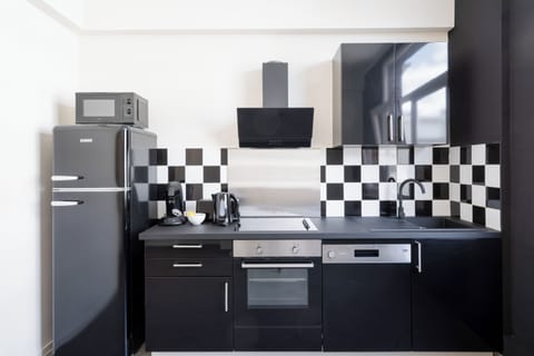 Comfort Apartment, 2 Bedrooms, Kitchen | Private kitchen | Full-size fridge, microwave, stovetop, dishwasher