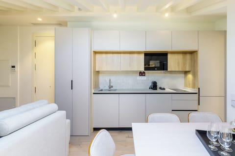 Deluxe Apartment | Private kitchen | Coffee/tea maker, dining tables