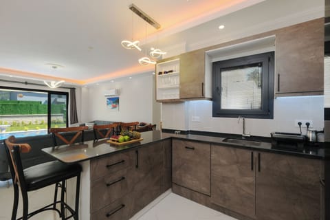 Deluxe Villa, Pool View | Private kitchen | Fridge, microwave, oven, stovetop