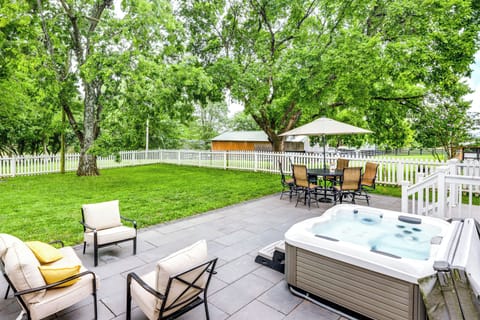 Verona Vacation Rental | 3BR | 2BA | 2,840 Sq Ft | 5 Steps Required