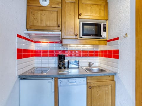 Cabinetry, Countertop, Kitchen Sink, Sink, Property, Furniture, Tap, Kitchen, Kitchen Stove, Lighting