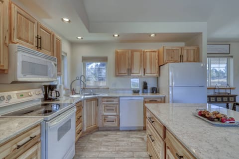 Beautiful Colorado kitchen with everything you need!