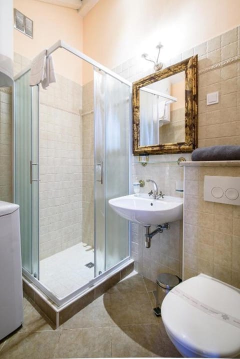 Studio (Superior Studio Apartment 2) | Bathroom | Shower, towels