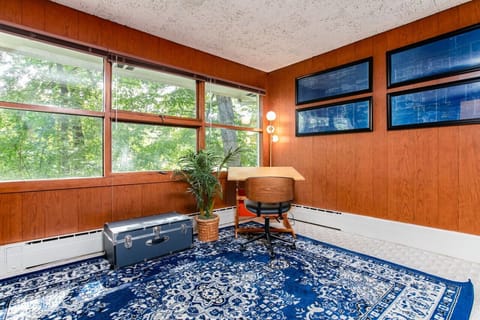 Architect’s Tribute at Retro Bird Nature Retreat! Relax in our themed room featuring original blueprints, an architect`s desk, a photo of his Chicago building, and a queen sleeper sofa. Perfect for design enthusiasts. Experience history and comfort.