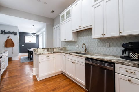 Kitchen, dining and breakfast bar area for plenty of seating