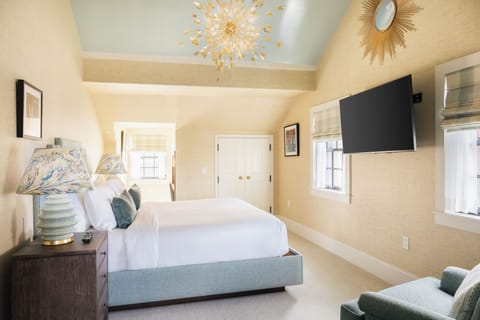 Beacon Hill Suite | Egyptian cotton sheets, premium bedding, down comforters, pillowtop beds