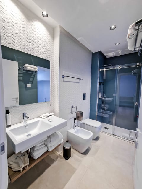 Romantic Suite | Bathroom | Shower, hair dryer, slippers, towels