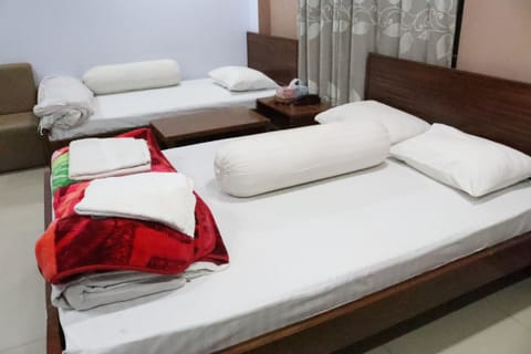 Deluxe Triple Room, City View | Desk, free WiFi