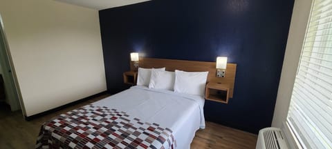 Deluxe Room, 1 Queen Bed, Non Smoking | Desk, iron/ironing board, free WiFi, bed sheets