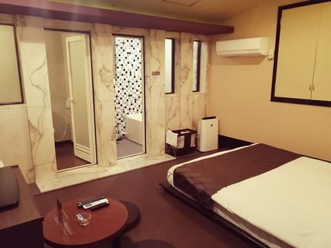 Basic Double Room | Free WiFi, bed sheets