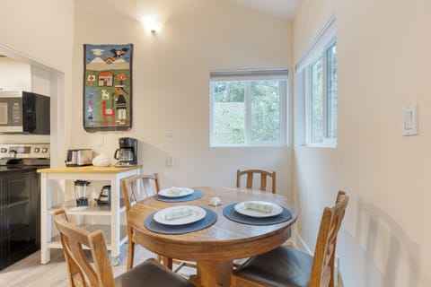 Dining area seats 4.