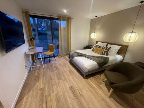 Desk, laptop workspace, free WiFi