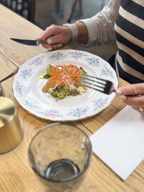 2 restaurants, breakfast served