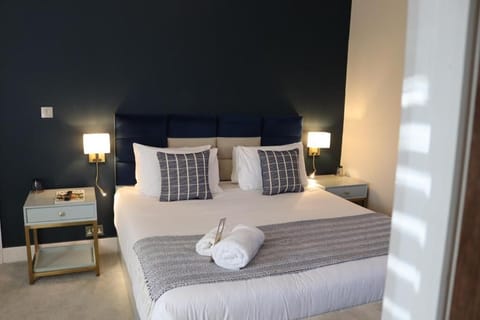 Deluxe Double Room | Iron/ironing board, free WiFi, bed sheets