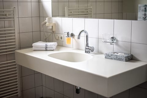 Soundproofing, free WiFi