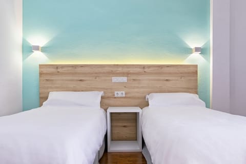 Comfort Twin Room | Desk, laptop workspace, blackout drapes, iron/ironing board