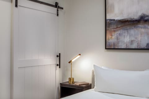 Studio Suite, 1 King Bed | Premium bedding, in-room safe, laptop workspace, blackout drapes