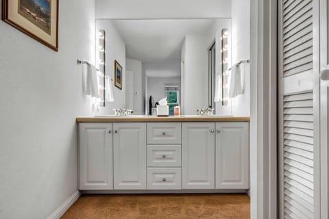 Bathroom 1: Bedroom 1 en-suite bath, double-sink vanity, bathtub/shower combo