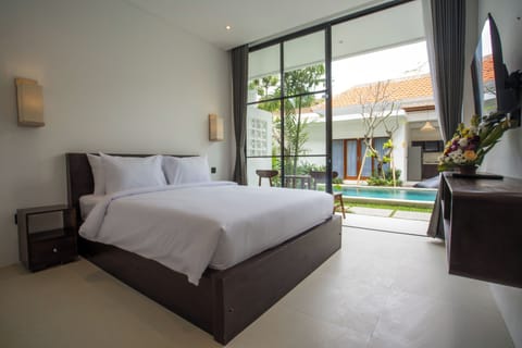 Deluxe Double Room, Pool View | Soundproofing, free WiFi, bed sheets