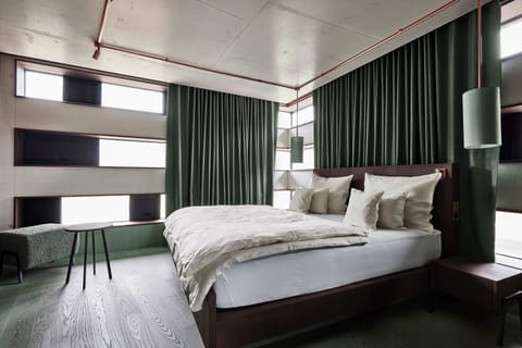 Frette Italian sheets, premium bedding, minibar, free WiFi