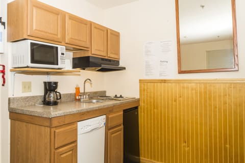 Apartment | Private kitchenette | Fridge, microwave, coffee/tea maker