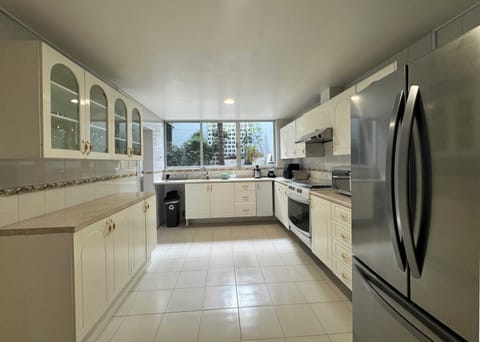 Fully equipped kitchen with all you need to prepare meals at home!