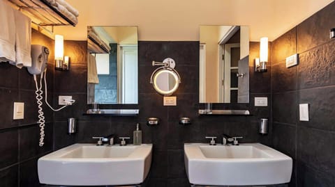 Loft | Bathroom | Combined shower/tub, designer toiletries, hair dryer, bathrobes