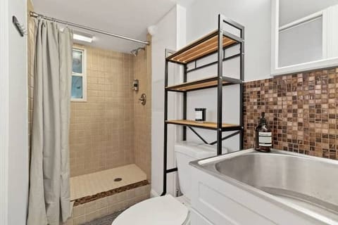 House, 2 Bedrooms | Bathroom | Towels, shampoo