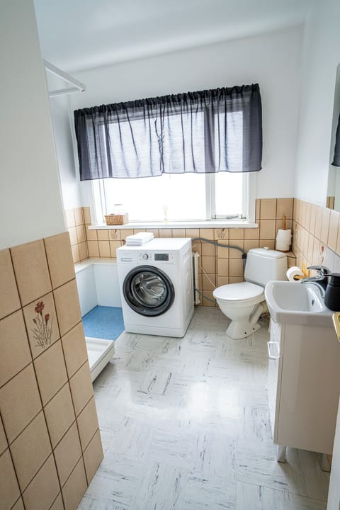 Basic Single Room, Non Smoking, Courtyard View | Bathroom | Shower, hair dryer, towels, soap