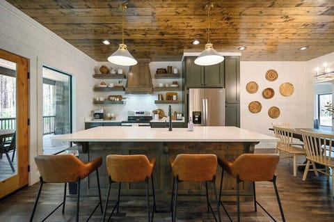 Breakfast bar seats up to 4