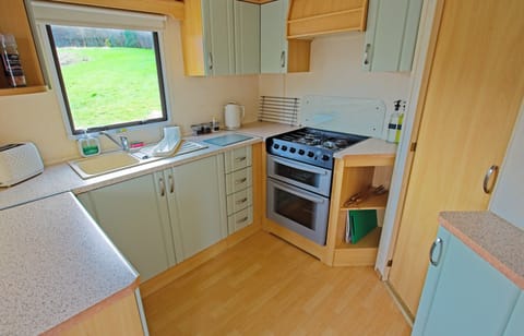 Chalet | Private kitchen | Fridge, microwave, oven, stovetop