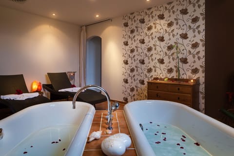 Couples treatment rooms, sauna, steam room, body treatments