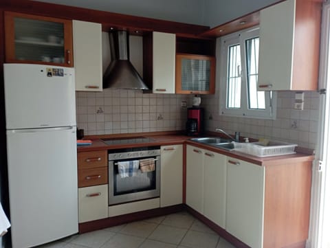 Comfort House, 2 Bedrooms, Courtyard View | Private kitchen | Full-size fridge, oven, stovetop, cookware/dishes/utensils