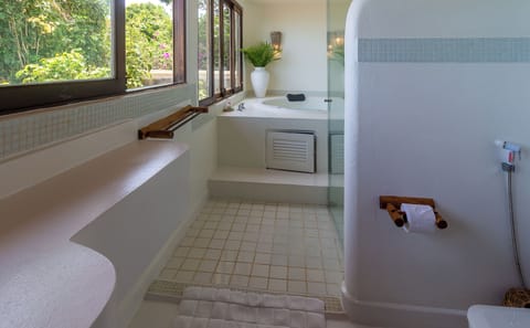 Deluxe Double Room, Jetted Tub, Sea View | Private spa tub